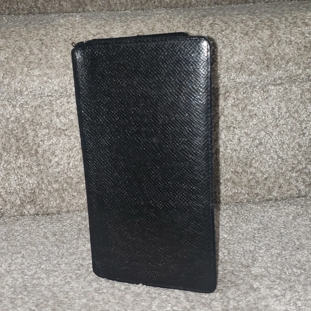 Louis Vuitton taiga Black Leather Brazza